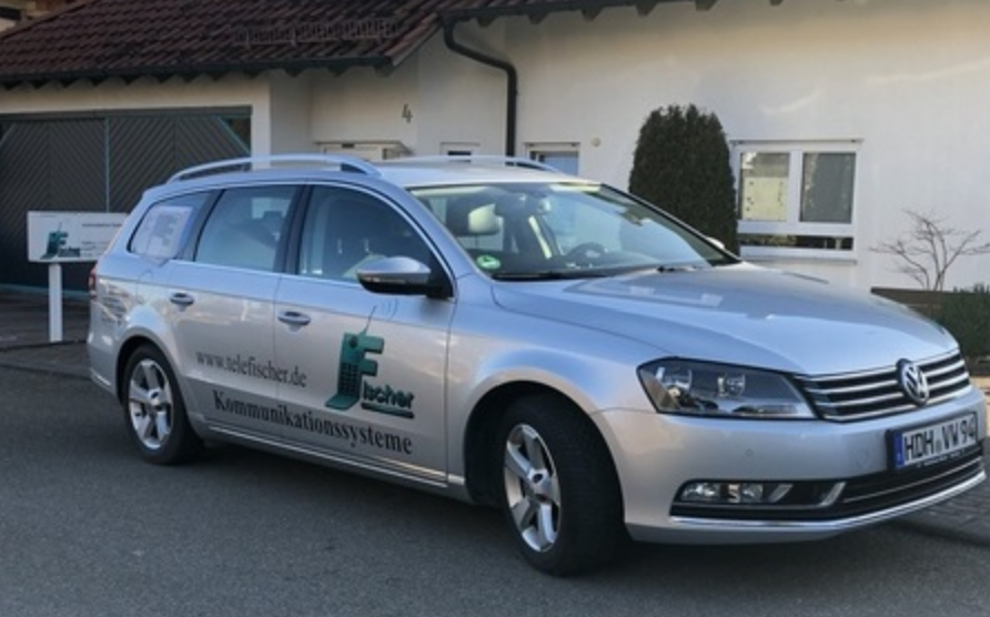 Servicefahrzeug vor dem Firmengebaude
